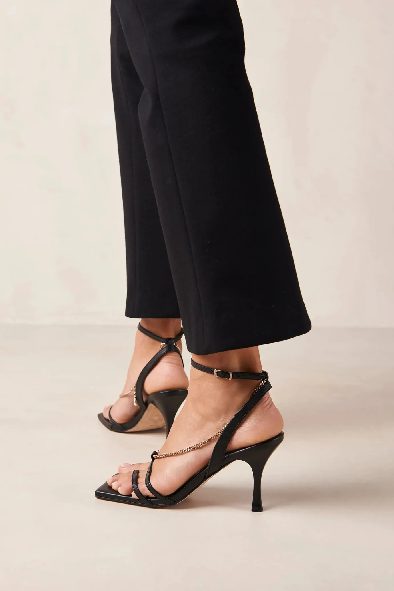 Hansen & Gretel Alohas Straps Chain Heel Black Online
