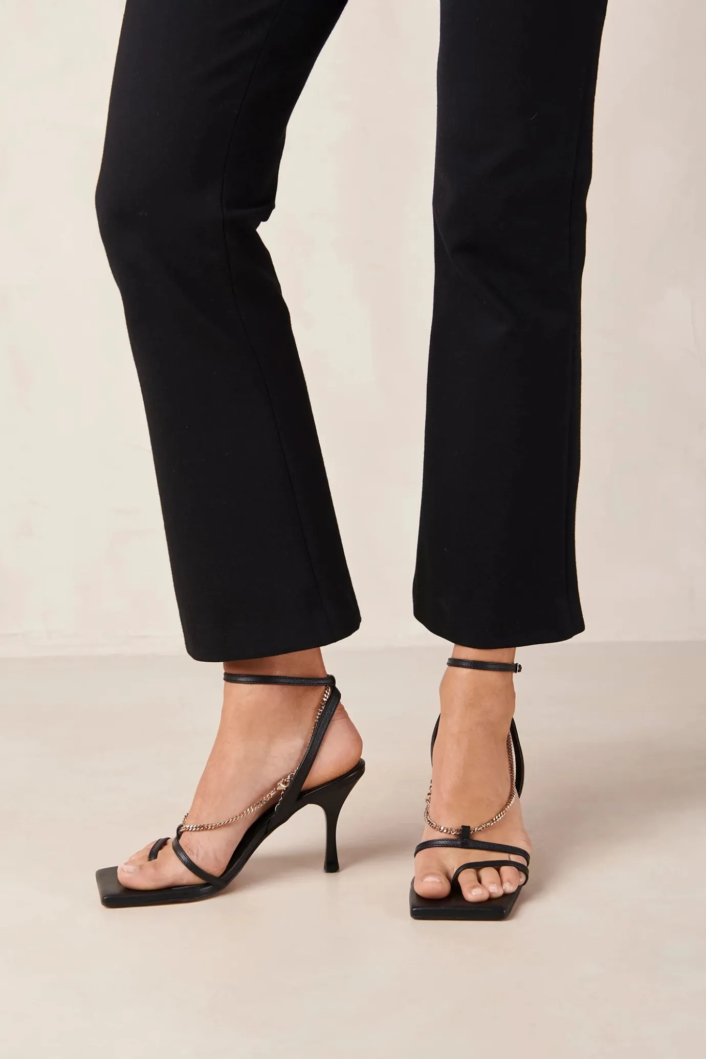 Hansen & Gretel Alohas Straps Chain Heel Black Online